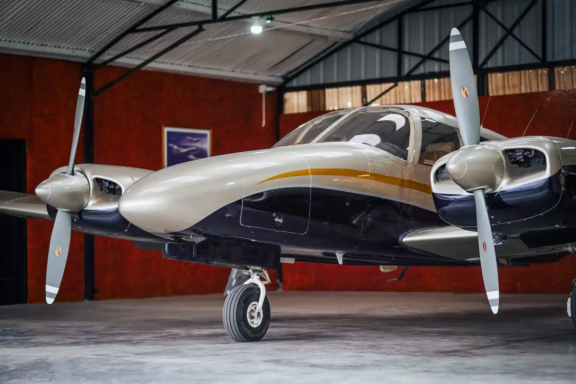 Avión en hangar